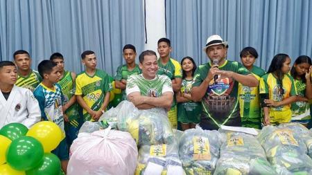 Prefeitura de Benjamin entrega kits uniformes e equipamentos para atletas.